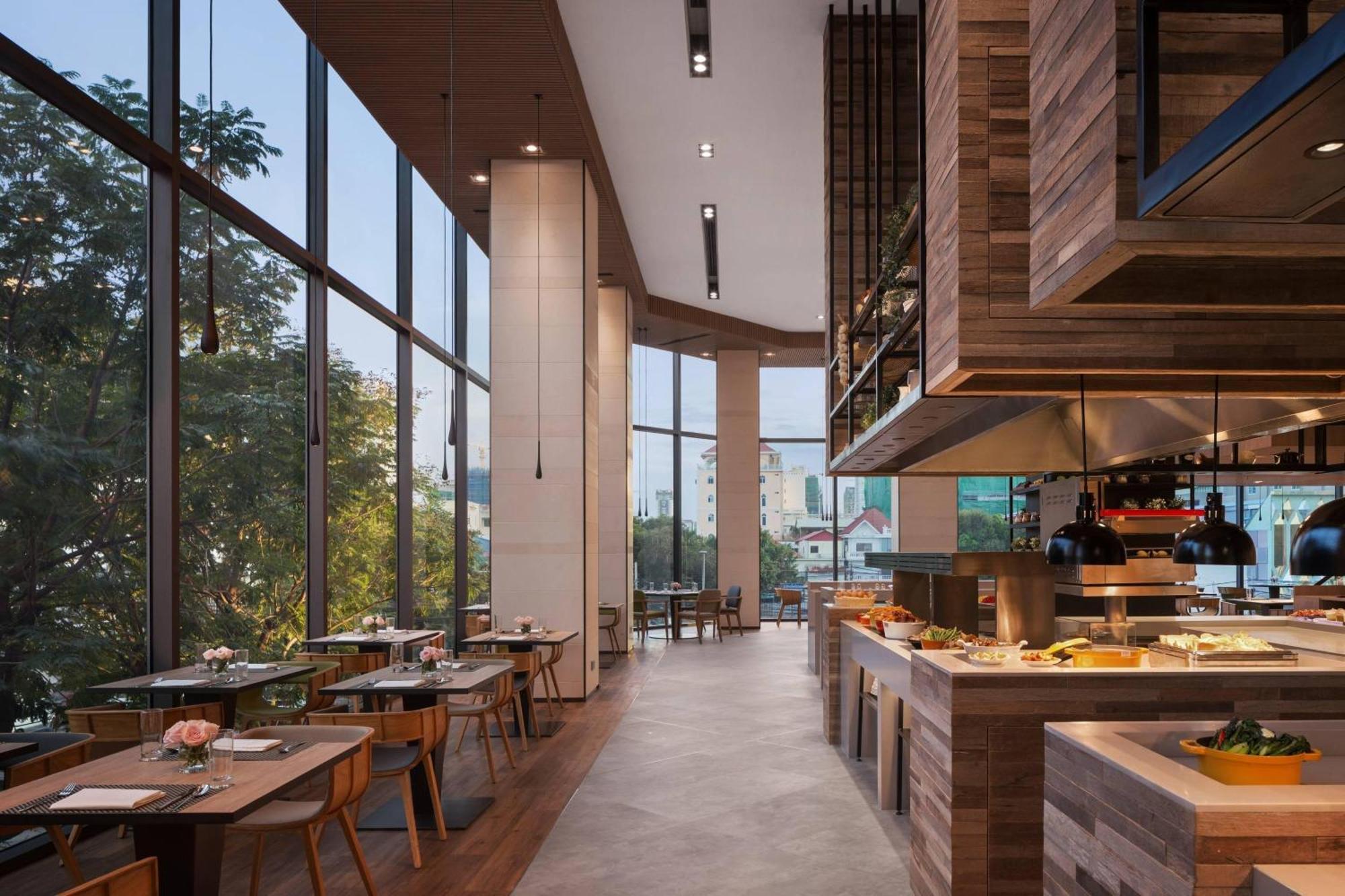 Courtyard By Marriott Phnom Penh Hotel Exterior foto