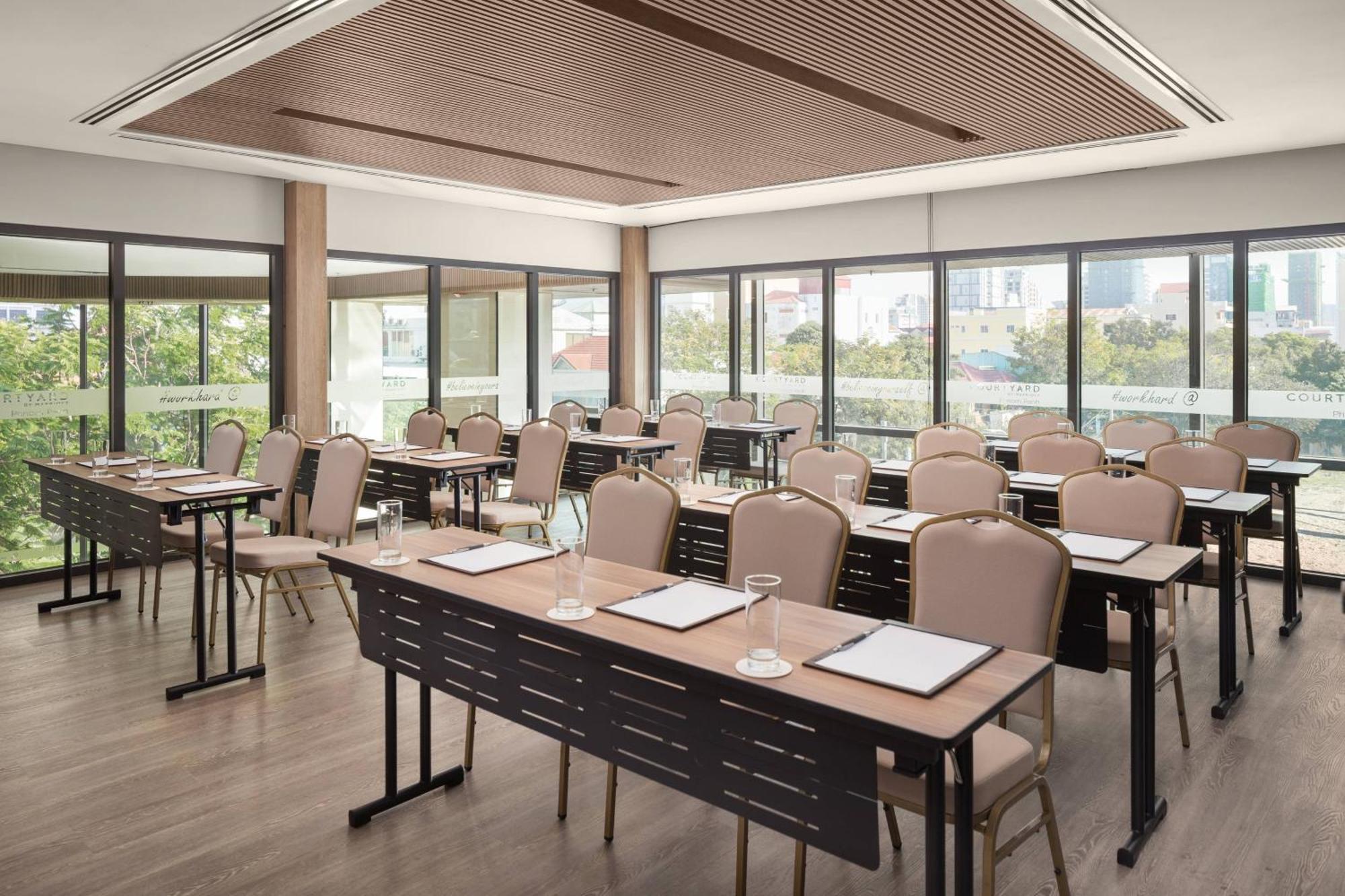 Courtyard By Marriott Phnom Penh Hotel Exterior foto